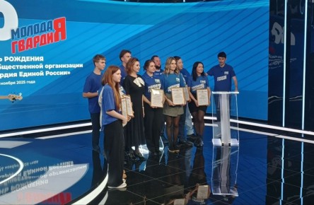 Елена Крылова вручила участникам праздника благодарственные письма Председателя Комитета Самарской Губернской Думы по молодежной политике, спорту, культуре и туризму