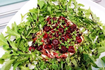 Кулинарное искусство: запеченный сыр бри с вишней