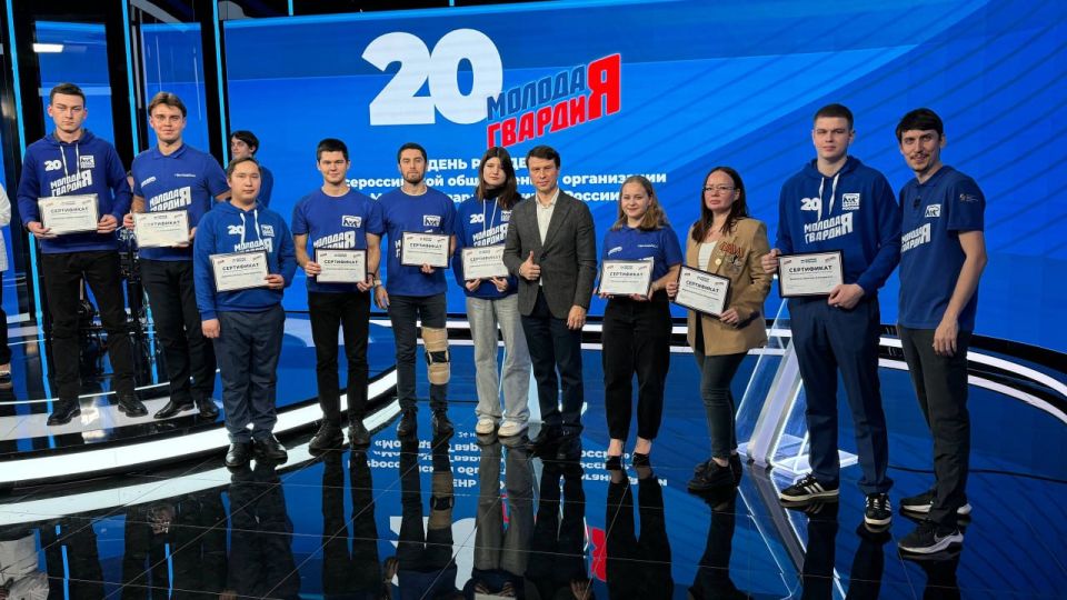 На празднике Дмитрий Квашин вручил сертификаты победителям Федерального образовательного проекта «ПолитЗавод» в Самарской области