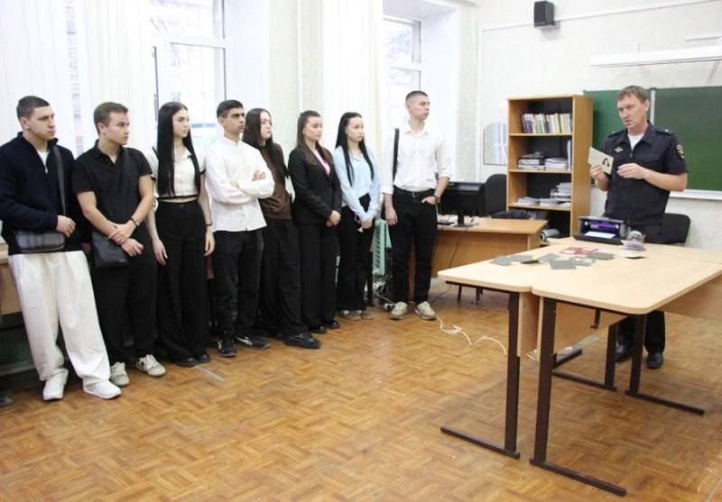 Сегодня, в областной столице, Управление по работе с личным составом ГУ МВД России по Самарской области организовало для учащихся техникума познавательное мероприятие, призванное познакомить молодёжь с особенностями...