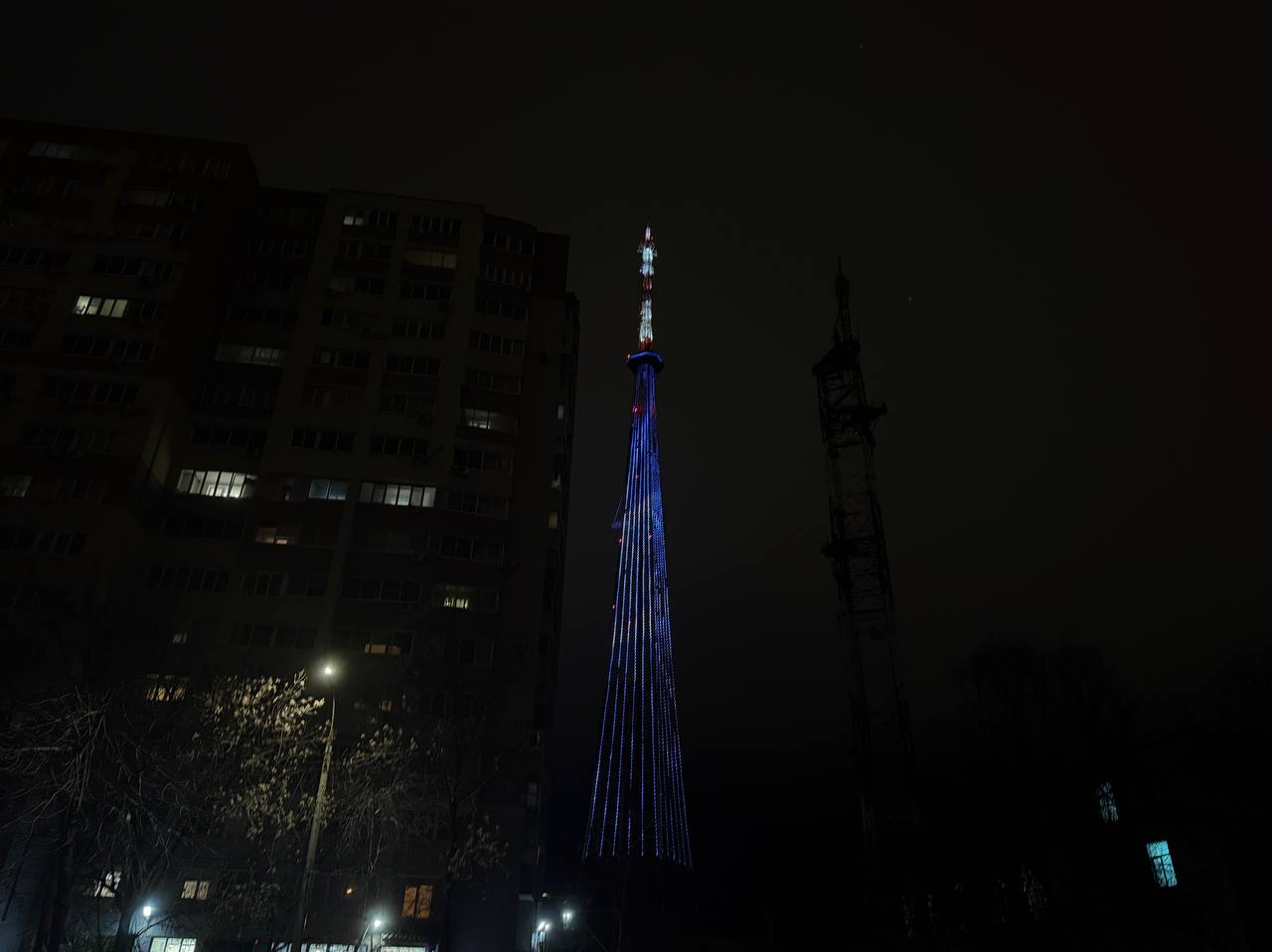 Вторник завершается и сияние телевизионной башни наполняет город особым светом