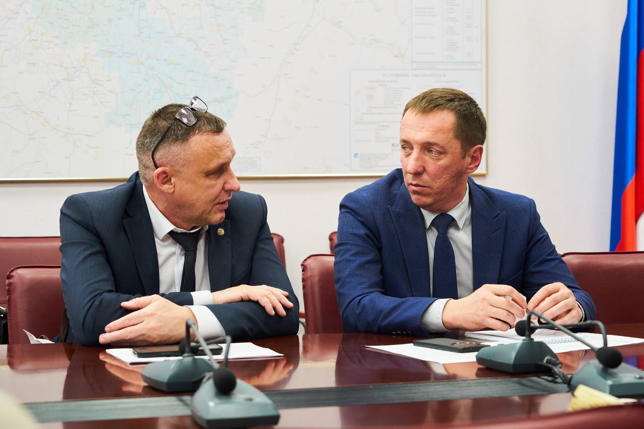 25 ноября в администрации Сызрани состоялась встреча главы города Сергея Володченкова с заместителем начальника Куйбышевской железной дороги по территориальному управлению Владимиром Викулиным 25 ноября в администрации Сызрани состоялась встреча главы города Сергея Володченкова с заместителем начальника Куйбышевской железной дороги по территориальному управлению Владимиром Викулиным