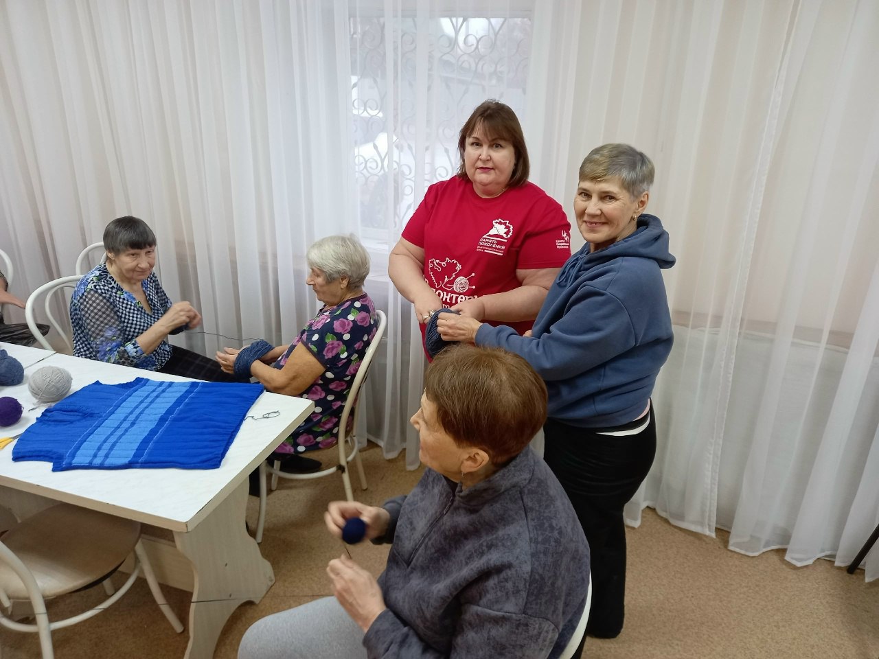 Мастерицы Комплексного центра социального обслуживания населения г.о. Кинель готовят очередную посылку участникам СВО Мастерицы Комплексного центра социального обслуживания населения г.о. Кинель готовят очередную посылку участникам СВО