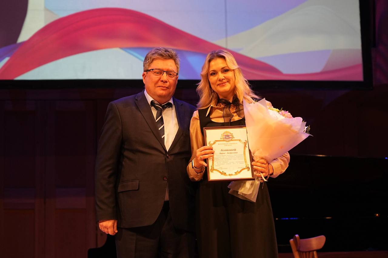 Жительниц Самары поздравили с предстоящим Днем матери