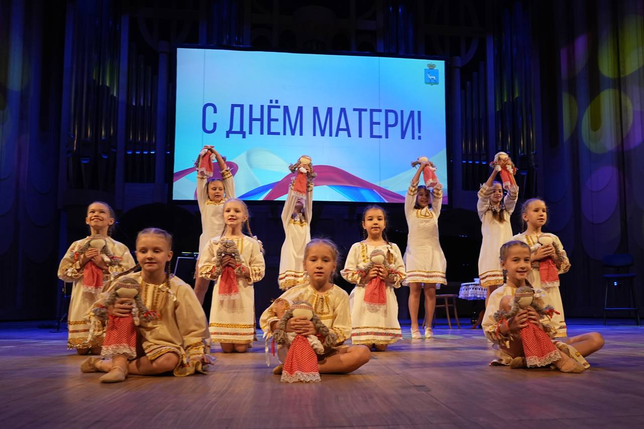 Жительниц Самары поздравили с предстоящим Днем матери Жительниц Самары поздравили с предстоящим Днем матери