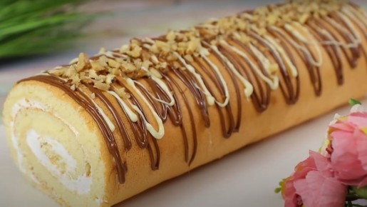 Рулет с вареньем по ГОСТу покорит домочадцев: нужны всего пять продуктов