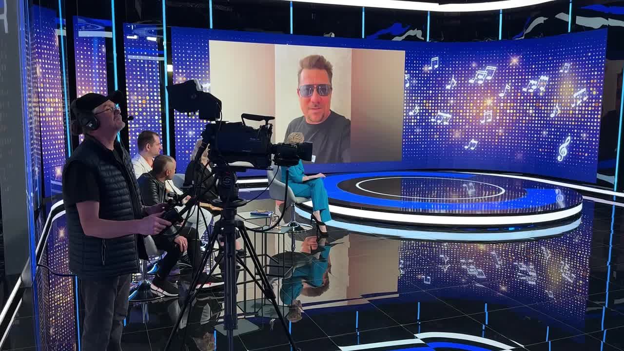 Музыкальное шоу «Супер Песни» дарит зажигательные хиты разных эпох, вдохновляющие рассказы и ярких артистов!