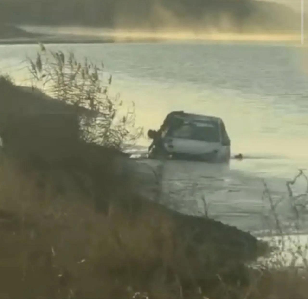 Машина улетела в Волгу в Самарской области