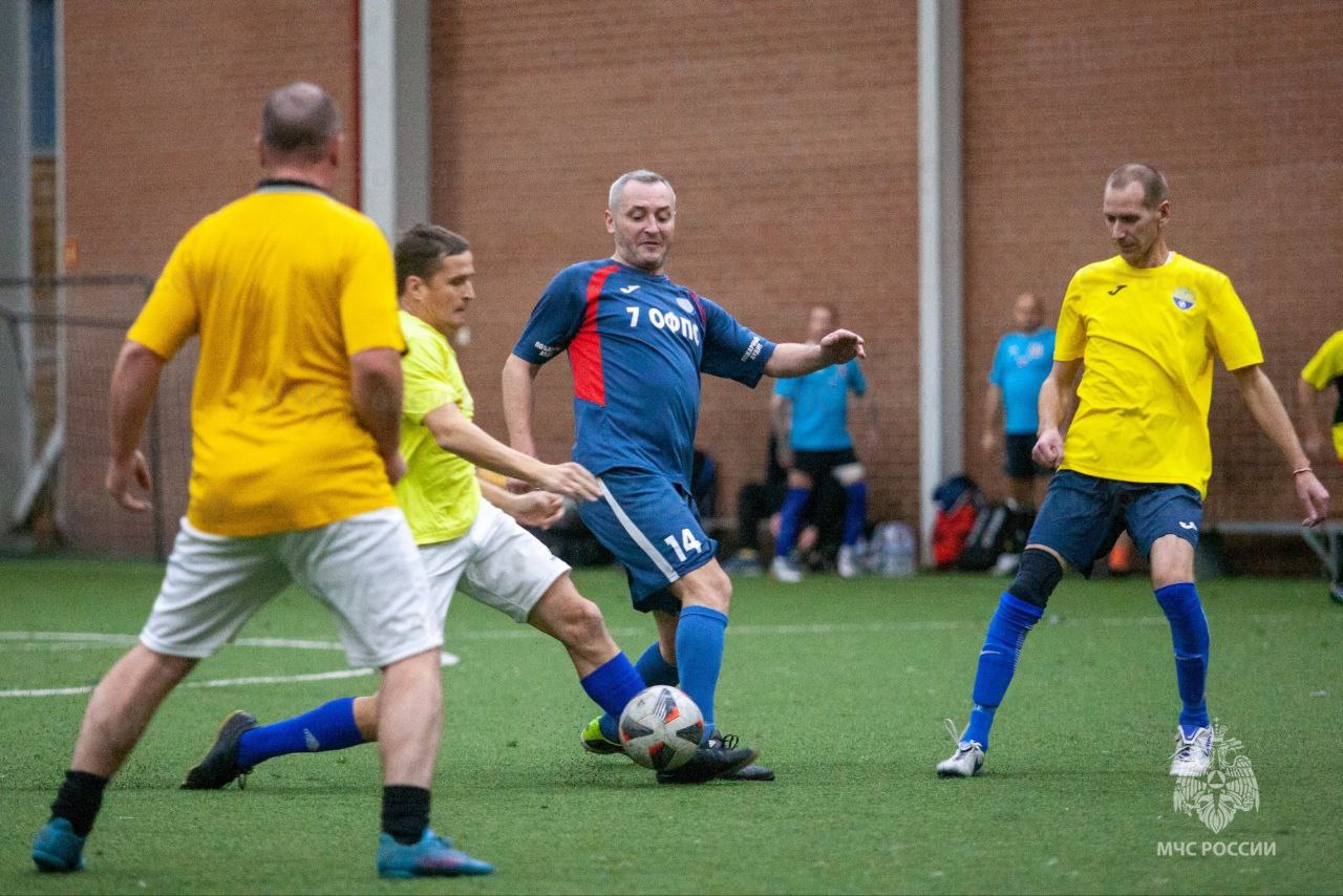 Ветераны сызранского футбола приняли участие в турнире, посвященном 35-летию МЧС России Ветераны сызранского футбола приняли участие в турнире, посвященном 35-летию МЧС России