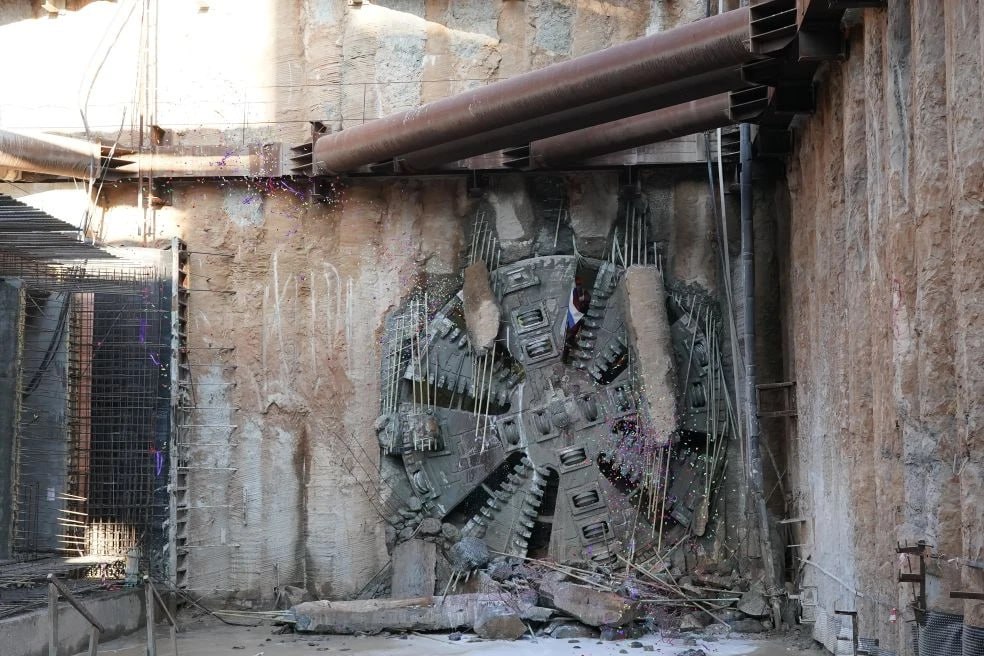 Сегодня завершилась проходка перегонных тоннелей на станции метро «Театральная» Сегодня завершилась проходка перегонных тоннелей на станции метро «Театральная»