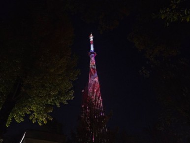 Завершаем четверг с прекрасным видом — телебашня снова озаряет небо над Самарой, радуя жителей города