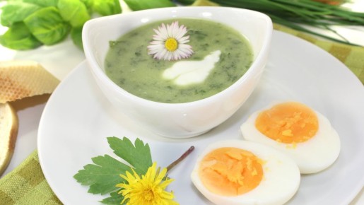 Такой вкусный суп с щавелем вы еще не готовили: освежит и насытит в жару