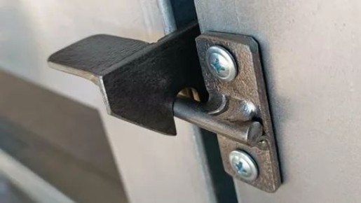 Невидимая защита: как замаскировать замок на калитке для повышения безопасности