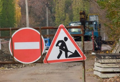 В Самаре жители дома на Подшипниковой пожаловались на яму во дворе и затопленные трубы
