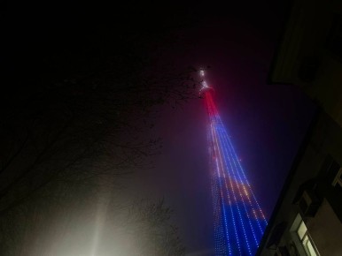 В этот вечер воскресенья и в последний день осени огни телебашни вновь осветили город, символизируя завершение недели