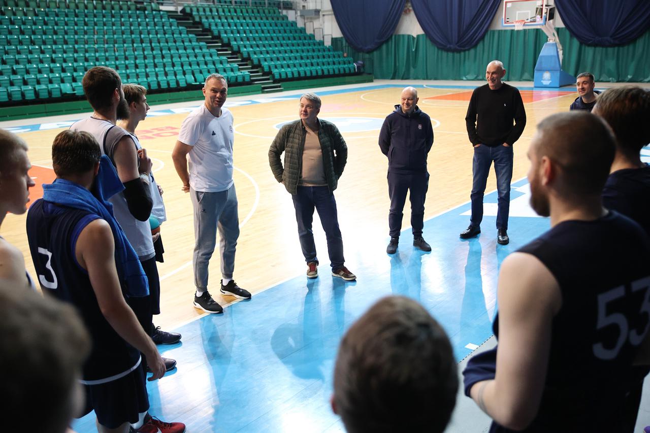 Сегодня тренировку «Самары» посетил вице-губернатор Самарской области Дмитрий Яковлев