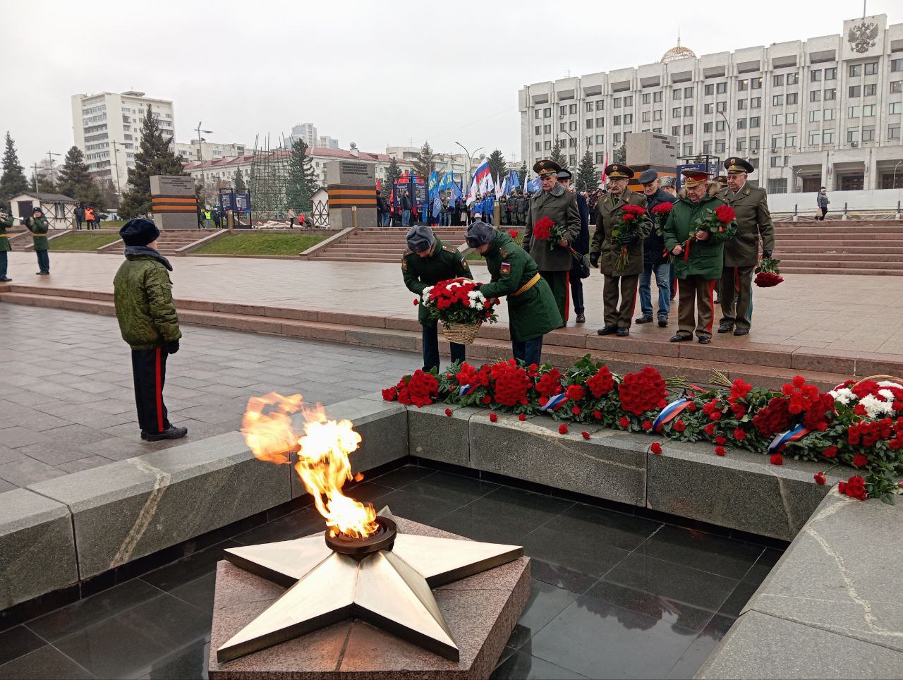 На площади Славы участники «Вахты героев» возложили цветы к Вечному огню и мемориалу Родине-Матери
