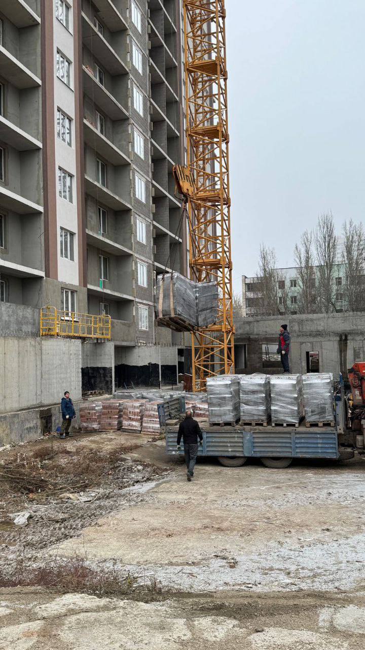 Сегодня, 03.12.2025, первый заместитель прокурора области Игорь Харитонов провел выездное совещание на строительной площадке ЖК «Космолет»