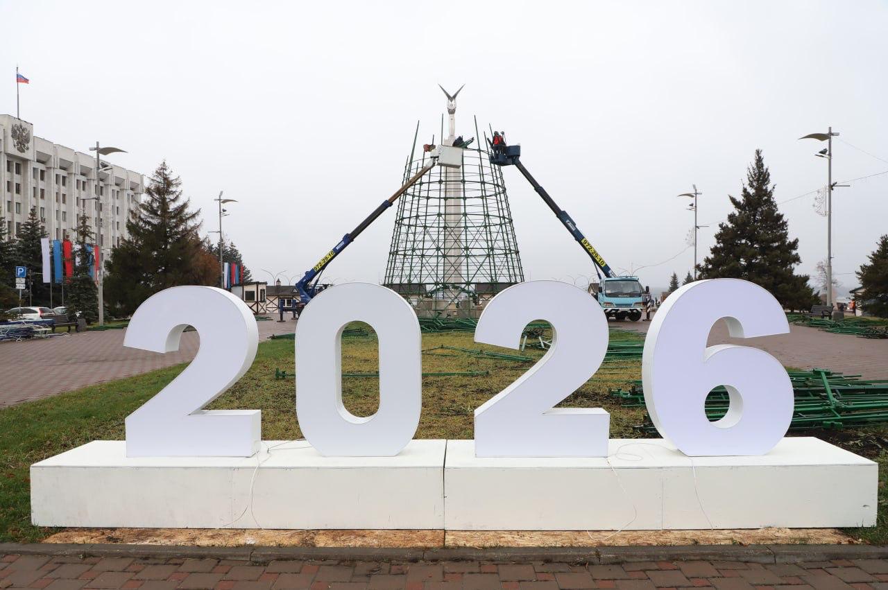 Готовить каток и устанавливать елку начали на площади Славы в Самаре