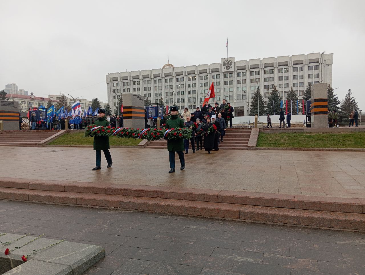 На площади Славы участники «Вахты героев» возложили цветы к Вечному огню и мемориалу Родине-Матери На площади Славы участники «Вахты героев» возложили цветы к Вечному огню и мемориалу Родине-Матери