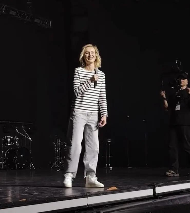 Фанаты Полины Гагариной 4 часа ждали начала концерта в Самаре