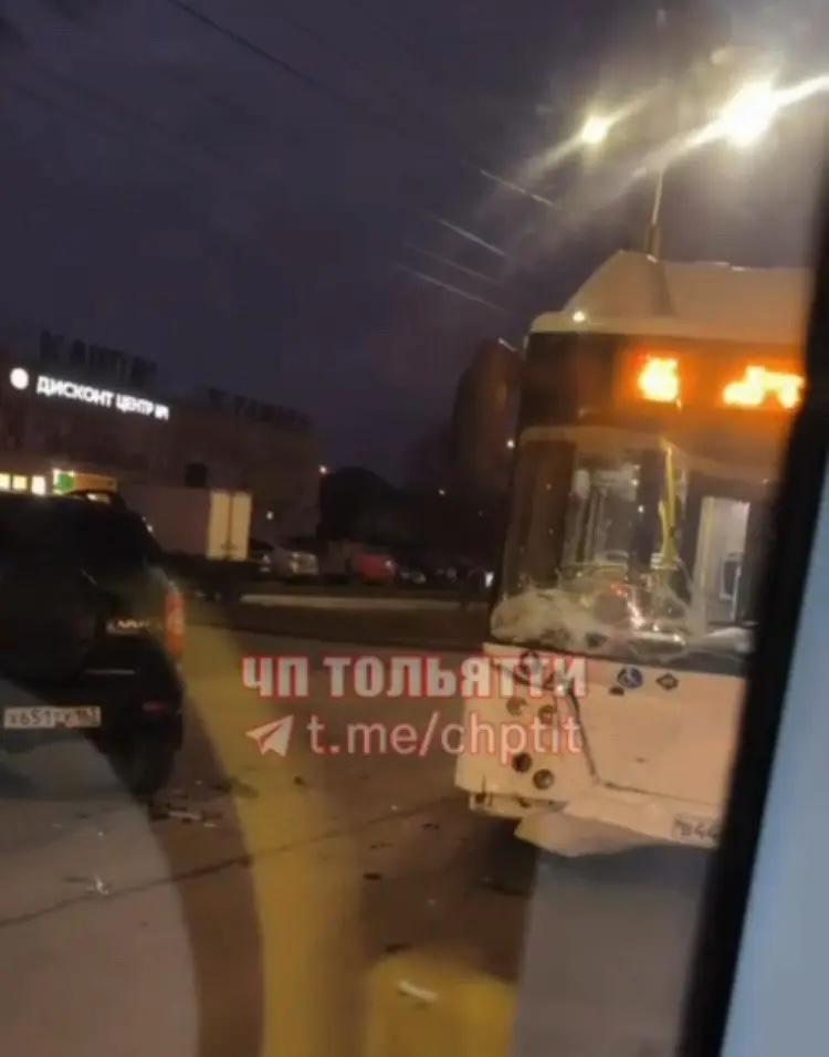 Городской автобус и «Нива» столкнулись лоб в лоб в Самарской области