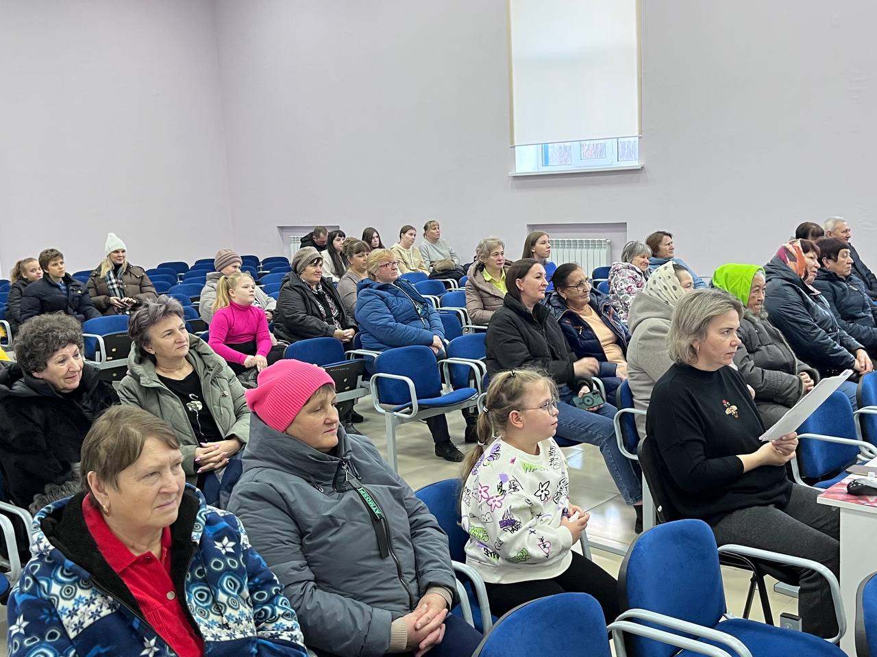 На сцене районного дома культуры села Владимировка (Хворостянского района) проходит показ спектакля «Бабаньки» На сцене районного дома культуры села Владимировка (Хворостянского района) проходит показ спектакля «Бабаньки»