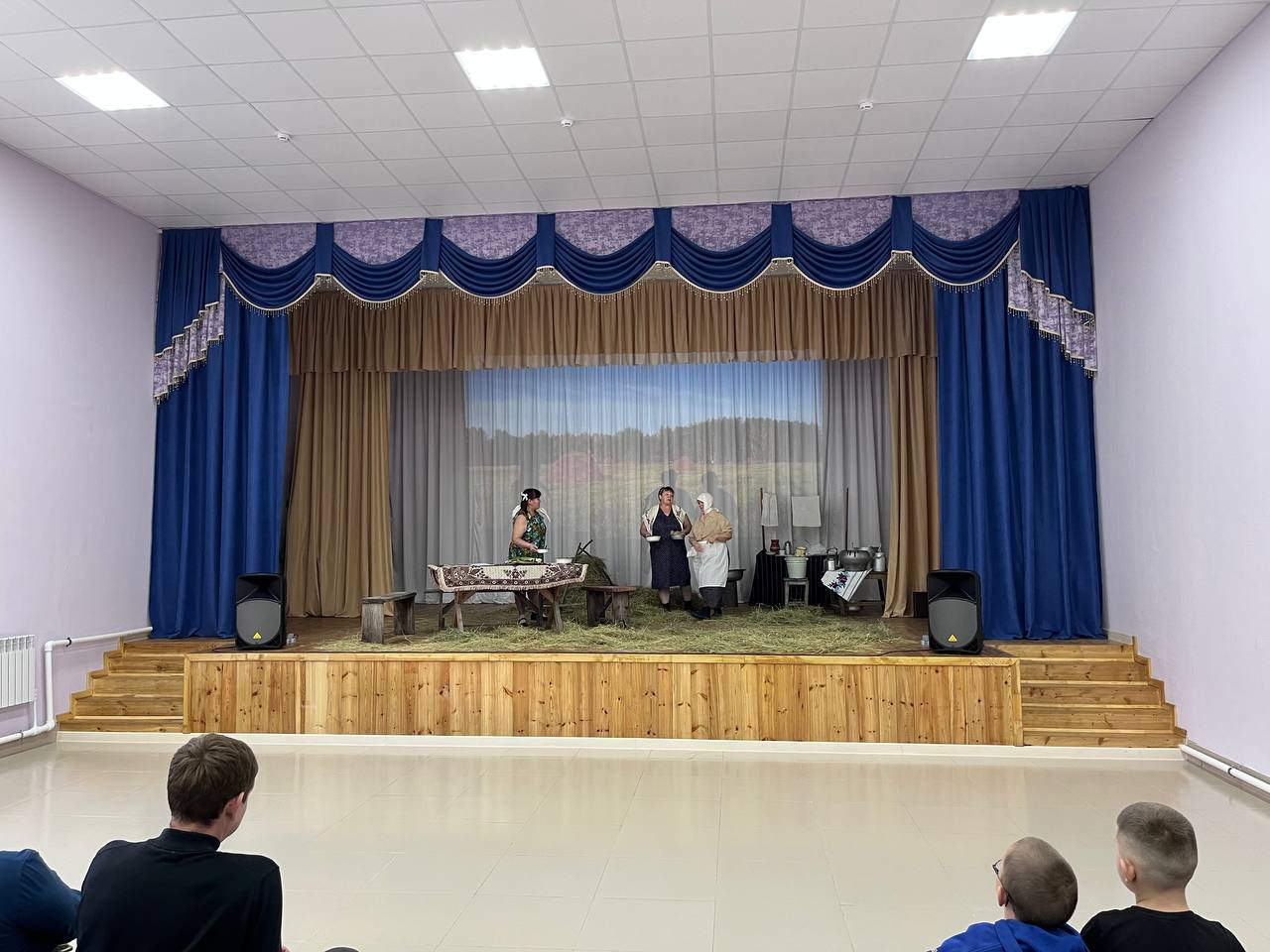 На сцене районного дома культуры села Владимировка (Хворостянского района) проходит показ спектакля «Бабаньки» На сцене районного дома культуры села Владимировка (Хворостянского района) проходит показ спектакля «Бабаньки»