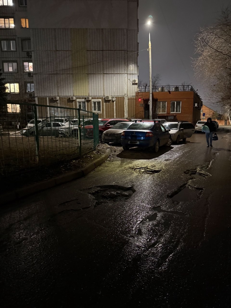 Жители Самары пожаловались на состояние дороги по адресу Мориса Тореза, 85 «Дворовая дорога и проезд к нашему дому превратились в испытание для жителей. Асфальтовое покрытие сильно повреждено: глубокие ямы, трещины и выбоины...