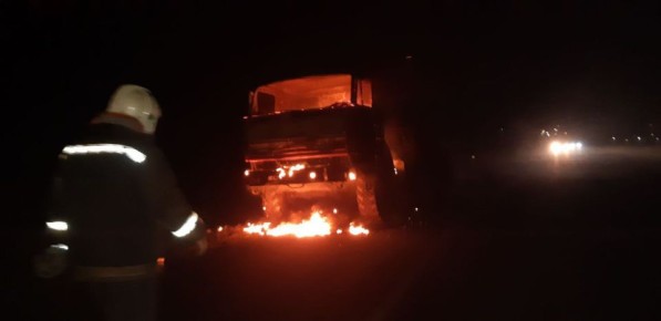 КАМАЗ вспыхнул на трассе под Самарой утром 8 декабря