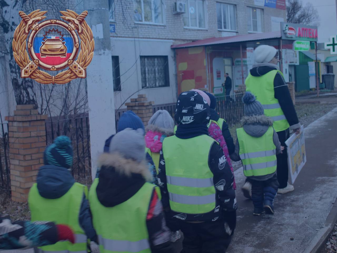 Безопасность малышей — шаг за шагом Врио начальника Госавтоинспекции Исаклинского района Владимир Гладышев вместе с воспитателями детских садов «Алёнушка» и «Золотой ключик» провёл для ребят занятие «Шагающий автобус» Безопасность малышей — шаг за шагом Врио начальника Госавтоинспекции Исаклинского района Владимир Гладышев вместе с воспитателями детских садов «Алёнушка» и «Золотой ключик» провёл для ребят занятие «Шагающий автобус»