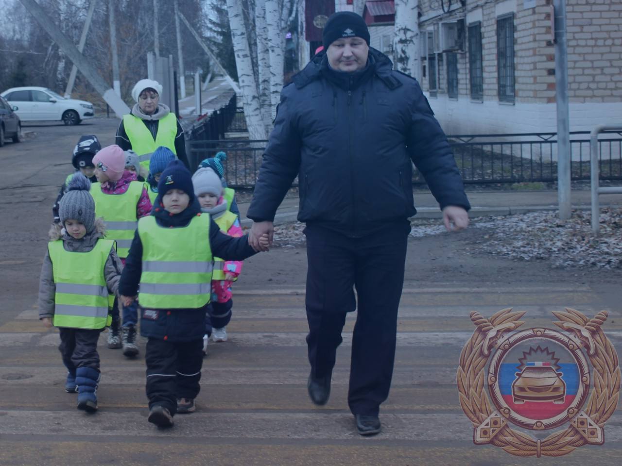 Безопасность малышей — шаг за шагом Врио начальника Госавтоинспекции Исаклинского района Владимир Гладышев вместе с воспитателями детских садов «Алёнушка» и «Золотой ключик» провёл для ребят занятие «Шагающий автобус»