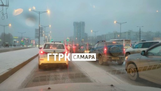 Самару заметает снегом. Жители Самары утром 9 декабря стали свидетелями настоящего зимнего снегопада