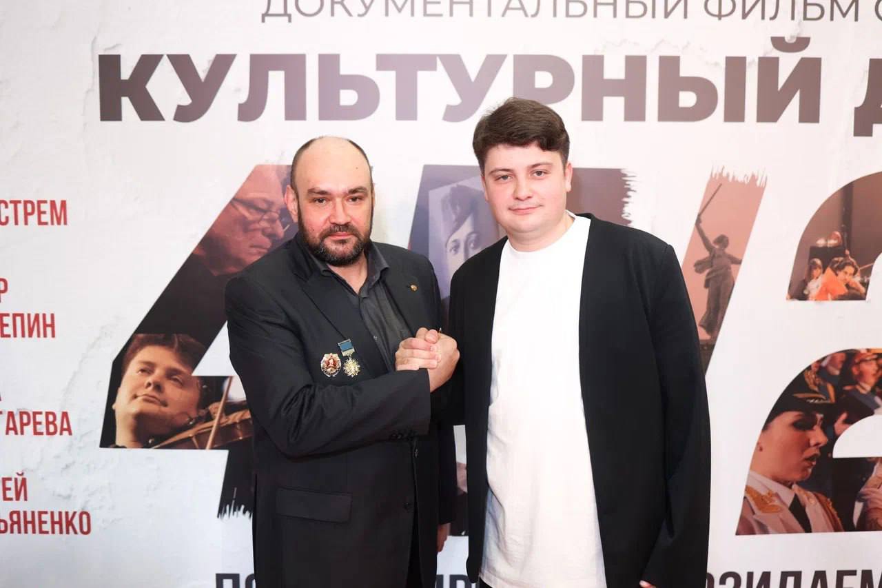 С Евгением Ренкасом, моим официальным помощником по ОПРФ в Самаре, на премьере документального фильма про наш проект Культурный десант 45/25, который прошел, в том числе, и в Самарской области!