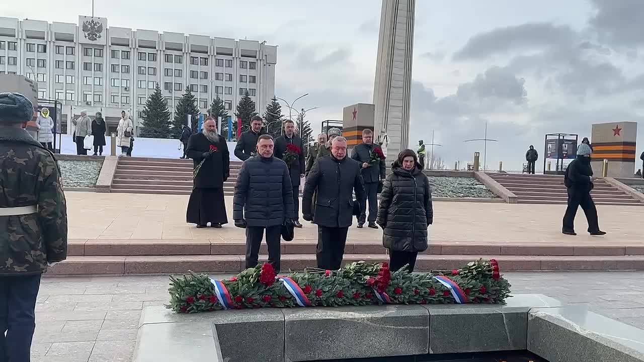 В Самаре проходит церемония возложения цветов к мемориальному комплексу и вечному огню у горельефа скорбящей Матери-Родине
