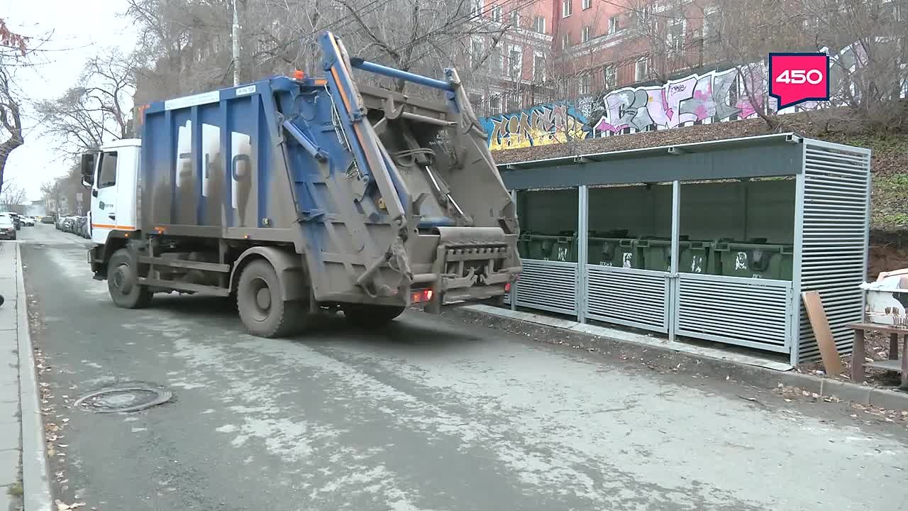 Чаще всего мы наблюдаем за работой мусоровоза из окна — машина быстро подъезжает, загружается и уезжает дальше