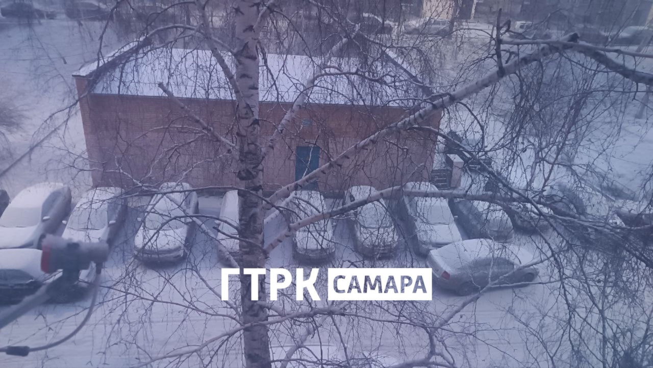 Самару заметает снегом. Жители Самары утром 9 декабря стали свидетелями настоящего зимнего снегопада Самару заметает снегом. Жители Самары утром 9 декабря стали свидетелями настоящего зимнего снегопада