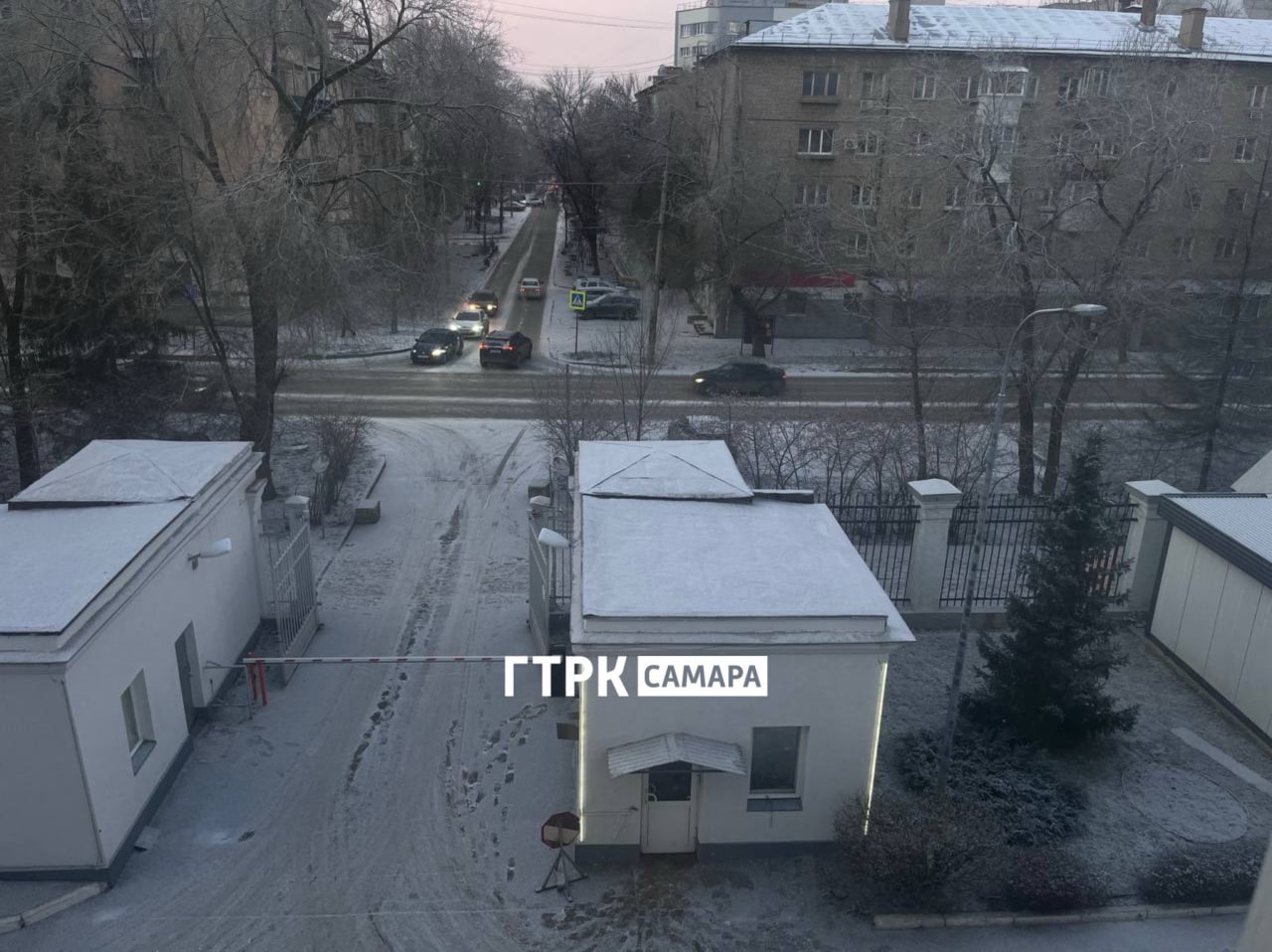 Самару заметает снегом. Жители Самары утром 9 декабря стали свидетелями настоящего зимнего снегопада Самару заметает снегом. Жители Самары утром 9 декабря стали свидетелями настоящего зимнего снегопада