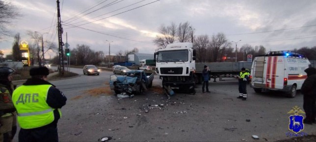 Сотрудники Госавтоинспекции работают на месте ДТП в Тольятти