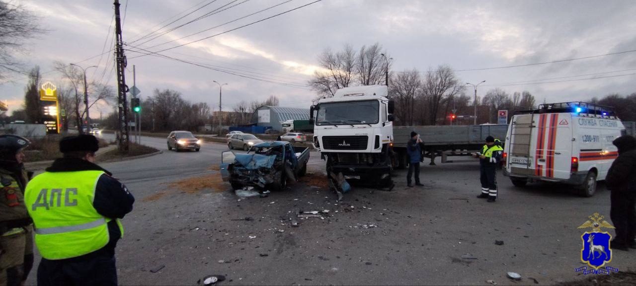 Сотрудники Госавтоинспекции работают на месте ДТП в Тольятти