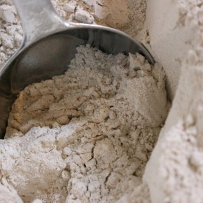 Неожиданные преимущества пшеничной муки для вашего сада