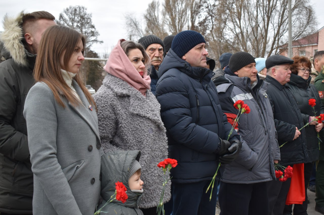 В Сосновом бору поселка Усть-Кинельский торжественно открыт памятный знак в честь участников локальных войн, вооруженных конфликтов и специальной военной операции В Сосновом бору поселка Усть-Кинельский торжественно открыт памятный знак в честь участников локальных войн, вооруженных конфликтов и специальной военной операции