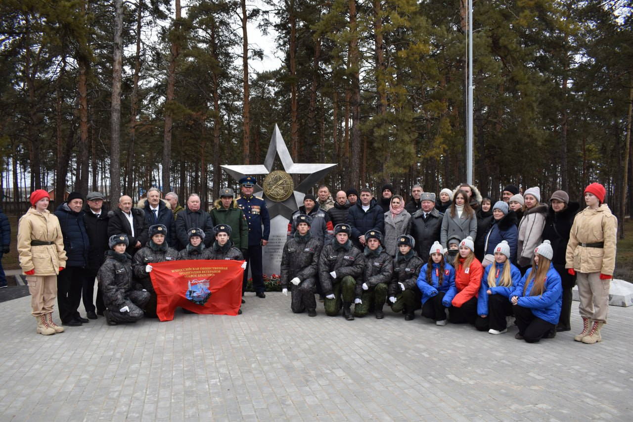 В Сосновом бору поселка Усть-Кинельский торжественно открыт памятный знак в честь участников локальных войн, вооруженных конфликтов и специальной военной операции В Сосновом бору поселка Усть-Кинельский торжественно открыт памятный знак в честь участников локальных войн, вооруженных конфликтов и специальной военной операции