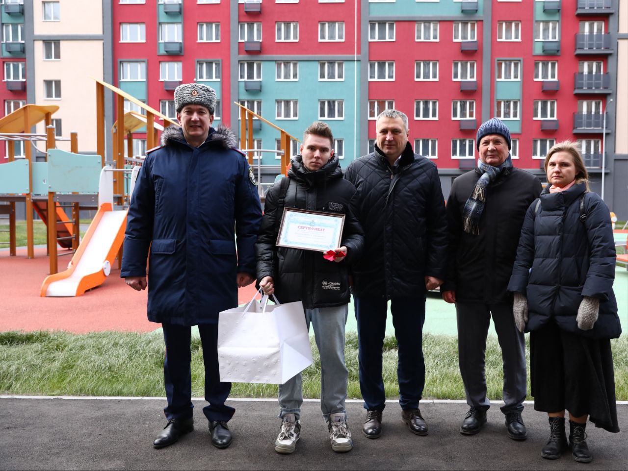 Иван Носков: Сегодня совместно с руководителем следственного управления Следственного комитета Российской Федерации по Самарской области Павлом Олейником вручили ключи детям, оставшимся без попечения родителей, и... Иван Носков: Сегодня совместно с руководителем следственного управления Следственного комитета Российской Федерации по Самарской области Павлом Олейником вручили ключи детям, оставшимся без попечения родителей, и...