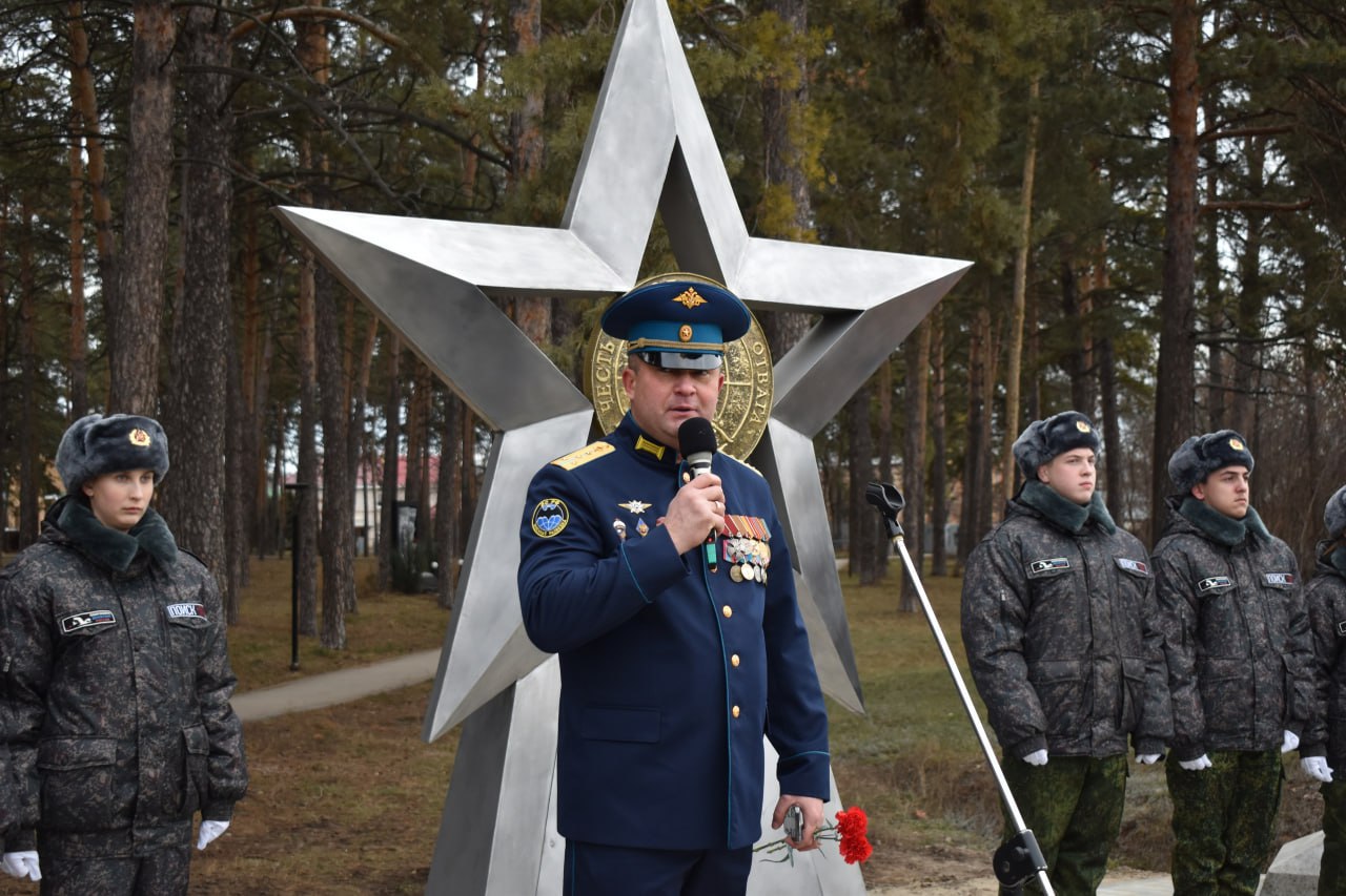 В Сосновом бору поселка Усть-Кинельский торжественно открыт памятный знак в честь участников локальных войн, вооруженных конфликтов и специальной военной операции В Сосновом бору поселка Усть-Кинельский торжественно открыт памятный знак в честь участников локальных войн, вооруженных конфликтов и специальной военной операции