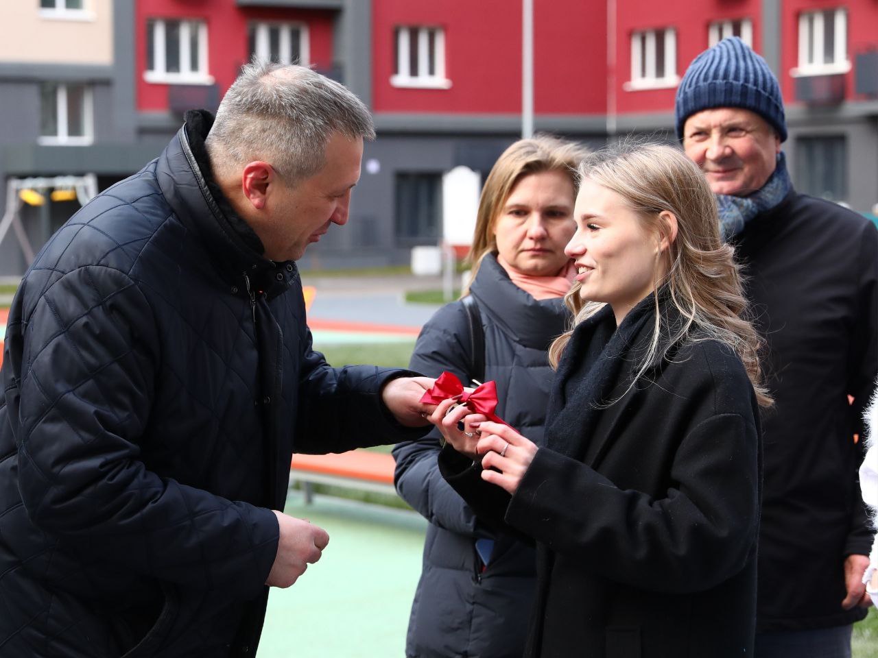 Иван Носков: Сегодня совместно с руководителем следственного управления Следственного комитета Российской Федерации по Самарской области Павлом Олейником вручили ключи детям, оставшимся без попечения родителей, и...