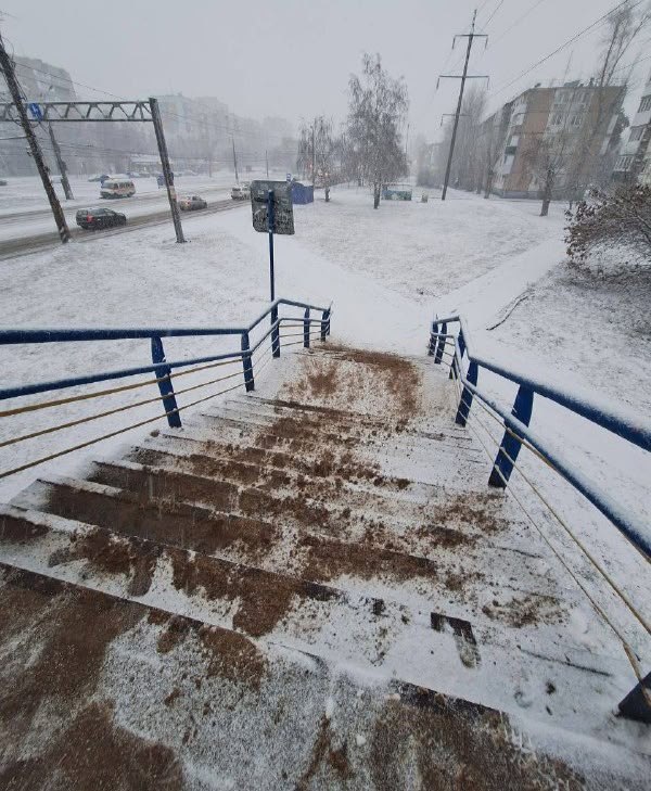 Дорожные службы Тольятти расчищают дороги от первого снега Дорожные службы Тольятти расчищают дороги от первого снега