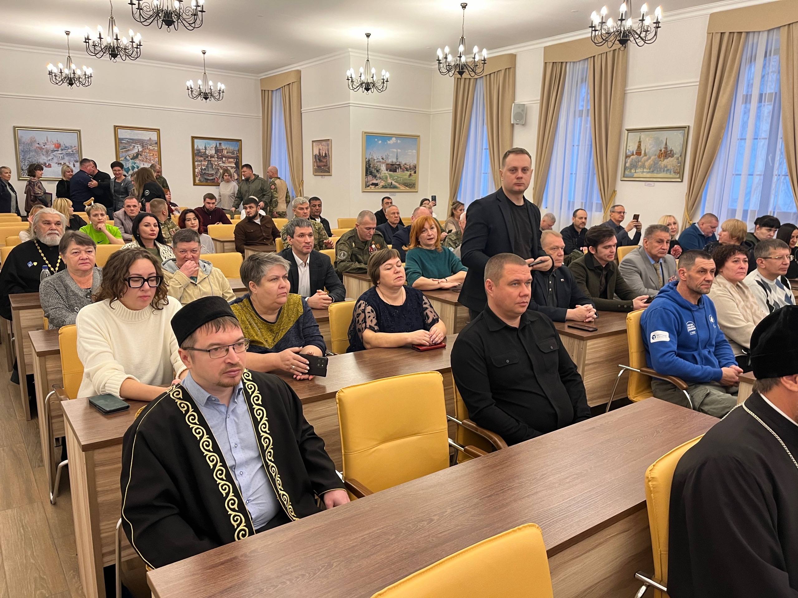 «Вместе - проще». В поволжской академии образования и искусств имени Святителя Алексия проходит патриотический форум «Время объединяться», на который съехались волонтеры из более чем 10 областей России «Вместе - проще». В поволжской академии образования и искусств имени Святителя Алексия проходит патриотический форум «Время объединяться», на который съехались волонтеры из более чем 10 областей России