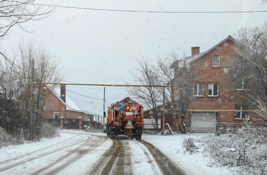 Дорожные службы Тольятти расчищают дороги от первого снега Дорожные службы Тольятти расчищают дороги от первого снега