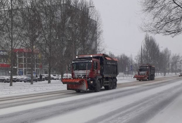 Дорожные службы Тольятти расчищают дороги от первого снега Дорожные службы Тольятти расчищают дороги от первого снега